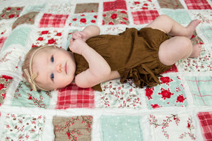 christmas-theme-newborn-photos-baby-girl-on-colorful-quilt